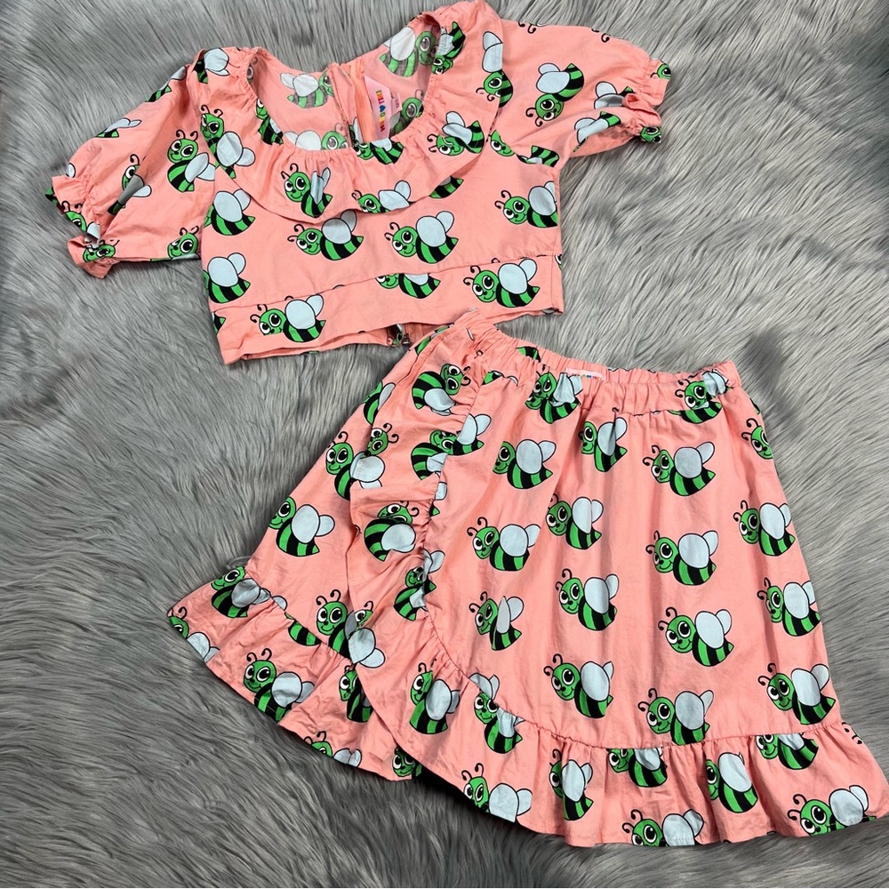 Hugo loves tiki girls skirt crop top bee set
